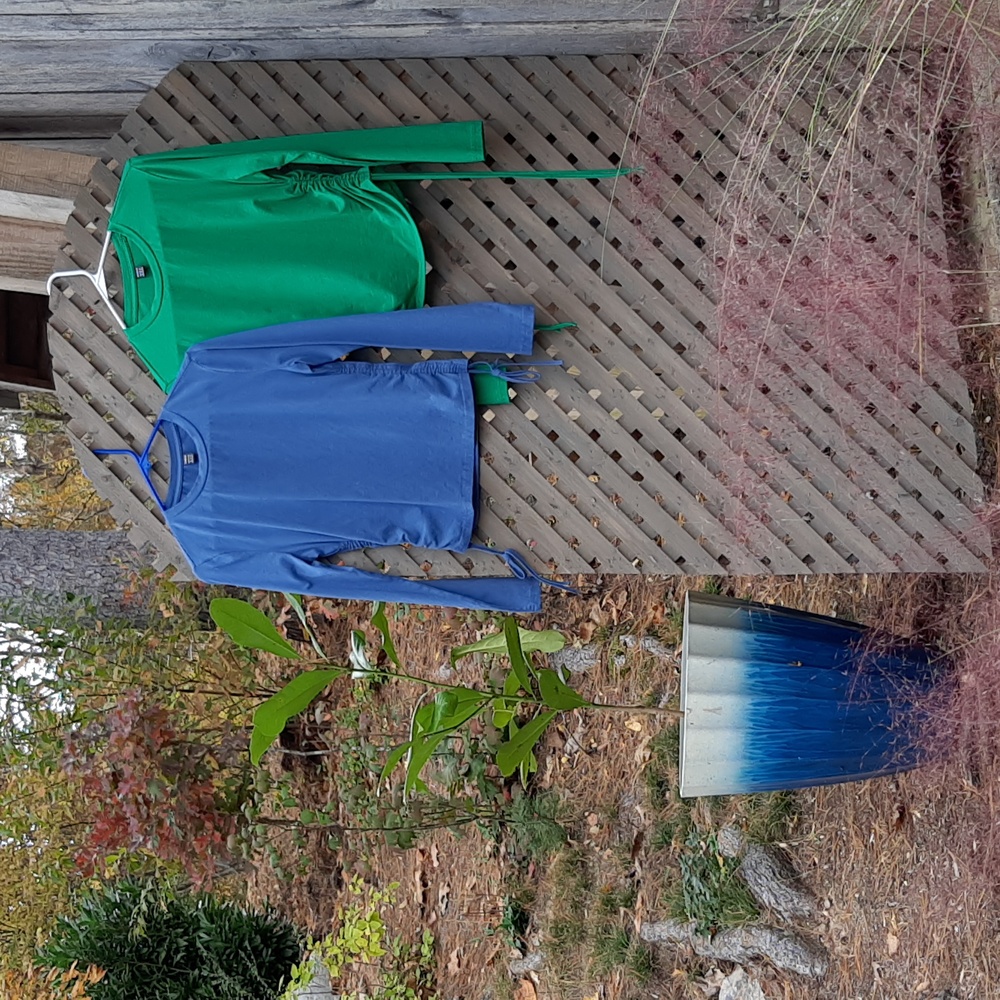 2 side-scruching tops